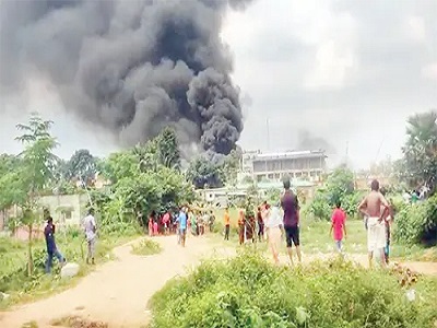 আশুলিয়ায় ১১১ কারখানা বন্ধ ঘোষণা, গাজীপুরে বিক্ষোভের পর অগ্নিসংযোগ