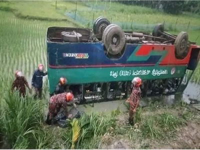 নান্দাইল থেকে ছেড়ে আসা ঢাকাগামী জলসিঁড়ি বাস নিয়ন্ত্রণ হারিয়ে উল্টে ৩৫ জন আহত