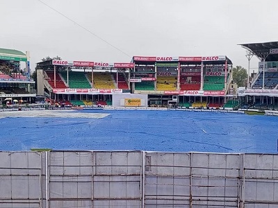 মাঠ প্রস্তুত, কিন্তু খেলা হচ্ছে না আলোক স্বল্পতায়