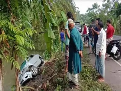 পিরোজপুরে প্রাইভেটকার নিয়ন্ত্রণ হারিয়ে খালে, নিহত ৮