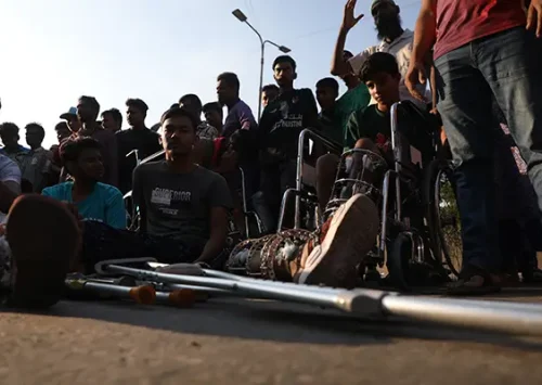 এখনো রাস্তায় আহতরা, উপদেষ্টাদের হাজির হওয়ার আলটিমেটাম