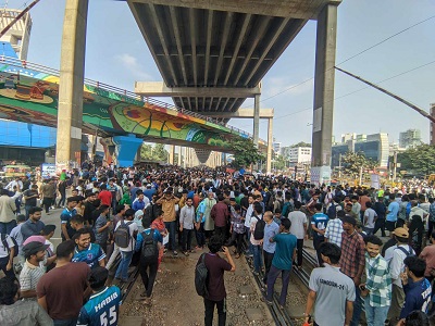 মহাখালীতে সড়ক-রেললাইন অবরোধ, উপকূল এক্সপ্রেসে হামলা, সারা দেশের সঙ্গে ঢাকার ট্রেন যোগাযোগ বন্ধ