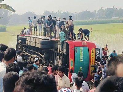 ইবি শিক্ষার্থীবাহী বাস উল্টে খাদে, আহত ২৫