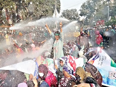 টিয়ারশেল জলকামান- নিয়োগ বাতিল হওয়া শিক্ষকদের পদযাত্রা