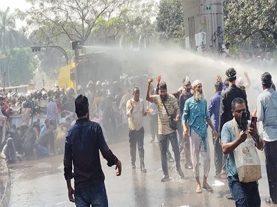 যমুনায় যাওয়ার চেষ্টা আন্দোলনরত শিক্ষকদের, জলকামান ও লাঠিচার্জ পুলিশের