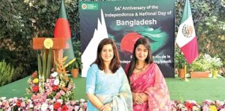 মেক্সিকোতে একই মঞ্চে মা-মেয়ে