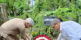 শহীদ সাকিবের কবর জিয়ারত করলেন গৃহায়ন উপদেষ্টা