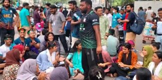 গণঅনশনে জবি শিক্ষক-শিক্ষার্থীরা