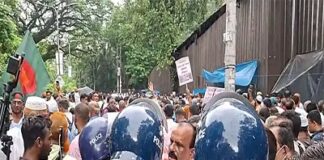 যমুনার সামনে চাকরিচ্যুত বিডিআর সদস্যদের অবস্থান, টিয়ারশেল-সাউন্ড গ্রেনেড নিক্ষেপ পুলিশের