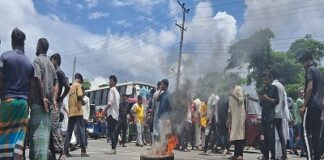 পটিয়া থানা ঘেরাও করেছে বৈষম্যবিরোধী ছাত্র আন্দোলন, চট্টগ্রাম-কক্সবাজার মহাসড়ক অবরোধ