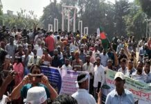 দুই উপদেষ্টার পদত্যাগ দাবি, প্রাথমিক বিদ্যালয়ে কর্মবিরতি – শহীদ মিনারে শিক্ষকরা