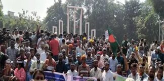 দুই উপদেষ্টার পদত্যাগ দাবি, প্রাথমিক বিদ্যালয়ে কর্মবিরতি – শহীদ মিনারে শিক্ষকরা