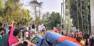 ট্রেনের ধাক্কায় দুমড়ে-মুচড়ে গেল পিকআপ ভ্যান, দুই ভাইসহ নিহত ৩