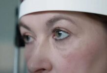 বৃটেনে চোখের চিকিৎসায় যুগান্তকারী উদ্ভাবন, প্রায় অন্ধ হওয়া চোখে অপারেশন ছাড়া ফিরিয়ে আনা হলো দৃষ্টিশক্তি