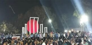 কেন্দ্রীয় শহীদ মিনারে সর্বস্তরের মানুষের ঢল