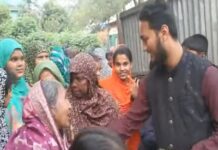 কুমিল্লা-৪ দেবিদ্বার আসনের ১১দলীয় জোটের প্রার্থী ও এনসিপির দক্ষিণাঞ্চলীয় মুখ্য সংগঠক হাসনাত আবদুল্লাহ এর পক্ষে ভোটারদের টাকা বিতরণ