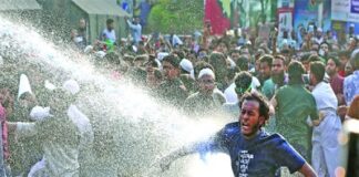 যমুনা ঘেরাওয়ে ইনকিলাব মঞ্চ, পুলিশের টিয়ার শেল