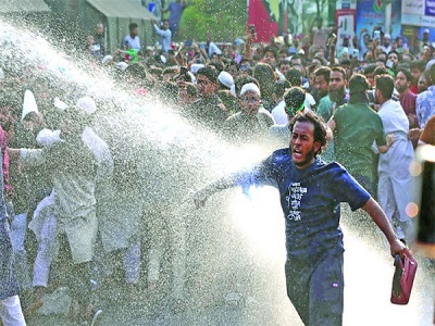 যমুনা ঘেরাওয়ে ইনকিলাব মঞ্চ, পুলিশের টিয়ার শেল