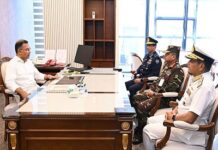 প্রধানমন্ত্রীর সঙ্গে তিন বাহিনী প্রধানের সাক্ষাৎ