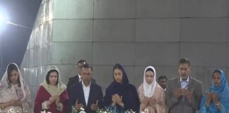 শপথ নেওয়ার পর মা-বাবার কবর জিয়ারত করলেন প্রধানমন্ত্রী