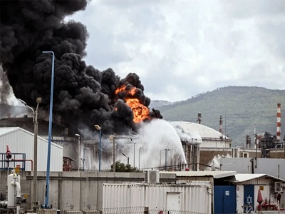 ইরান-হিজবুল্লাহর হামলায় জ্বলছে ইসরায়েলের তেল শোধনাগার হাইফা