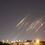 ইসরায়েলের দিকে একযোগে ৩০টি ক্ষেপণাস্ত্র ছুড়ল ইরান