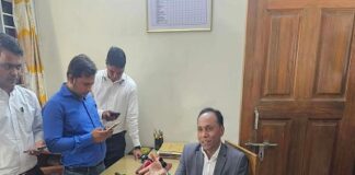 ভূমি প্রতিমন্ত্রী অফিসে গিয়ে দেখেন কর্মকর্তারা কেউ আসেননি