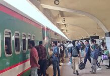 কমলাপুর থেকে সময় মতো ছাড়ছে ট্রেন, যাত্রীদের ভীড়