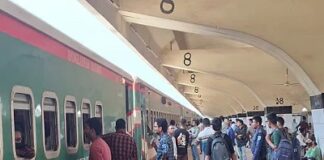 কমলাপুর থেকে সময় মতো ছাড়ছে ট্রেন, যাত্রীদের ভীড়