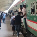 ঈদযাত্রায় কমলাপুর স্টেশনে উপচে পড়া ভিড়, সময়মতো ছাড়ছে ট্রেন