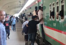 ঈদযাত্রায় কমলাপুর স্টেশনে উপচে পড়া ভিড়, সময়মতো ছাড়ছে ট্রেন